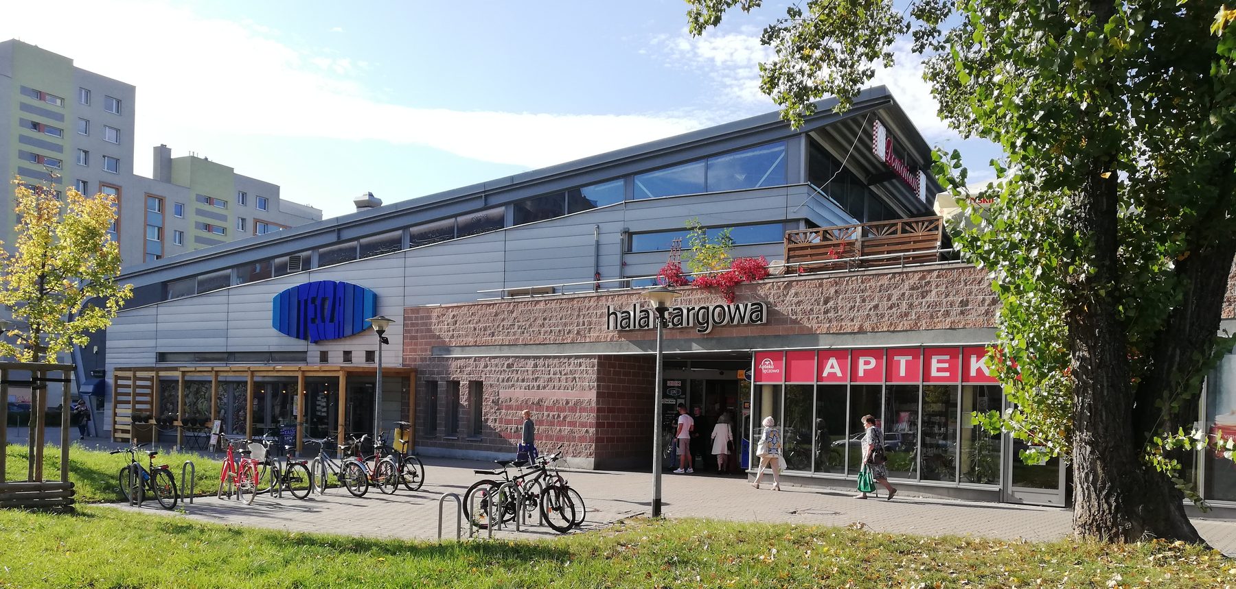 Hala Tęcza we Wrocławiu – wejście do hali targowej
